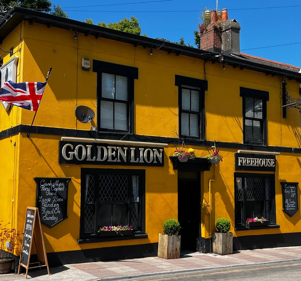Golden Lion, Pub in Brixham with Food &